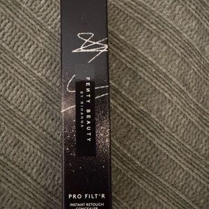 Fenty Beauty Pro Filt'r Instant Retouch concealer color 110